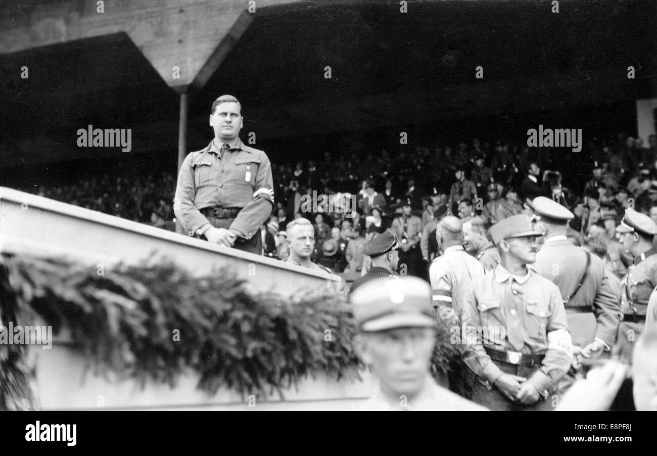 Norimberga Rally 1933 a Norimberga, Germania - Capo della Gioventù Hitler (HJ) Baldur von Schirach sulla piattaforma del relatore presso il raduno nazista. (Difetti di qualità dovuti alla copia storica dell'immagine) Fotoarchiv für Zeitgeschichtee - NESSUN SERVIZIO DI CABLAGGIO – Foto Stock