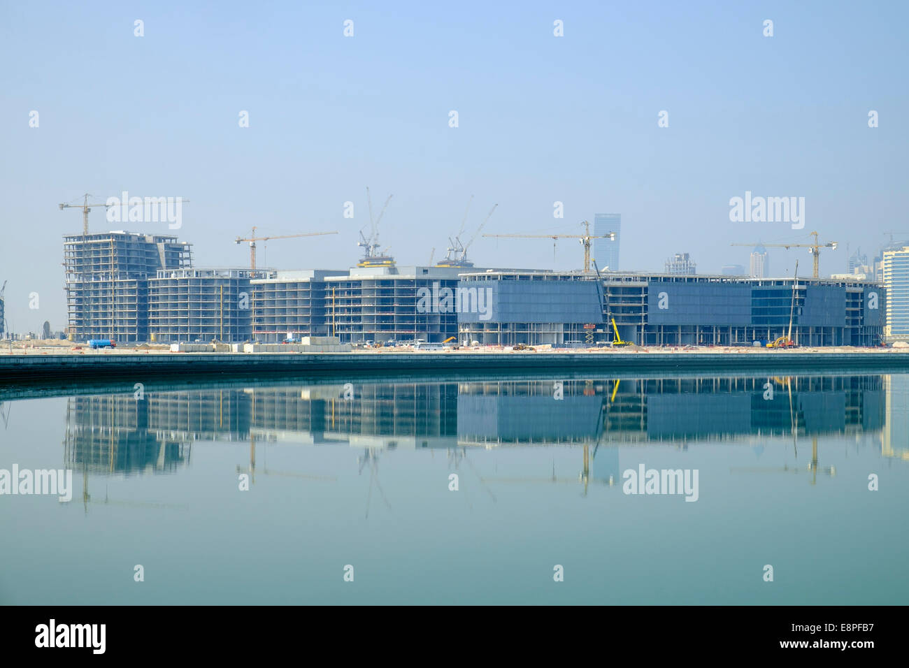 Vista attraverso il fiume verso il nuovo Dubai Design District (d3) in costruzione presso la baia di Business negli Emirati Arabi Uniti Foto Stock