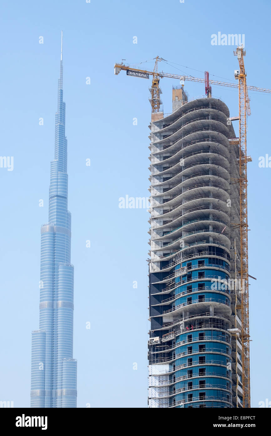 Costruzione di un nuovo appartamento torre e Burj Khalifa in Business Bay district in Dubai Emirati Arabi Uniti Foto Stock