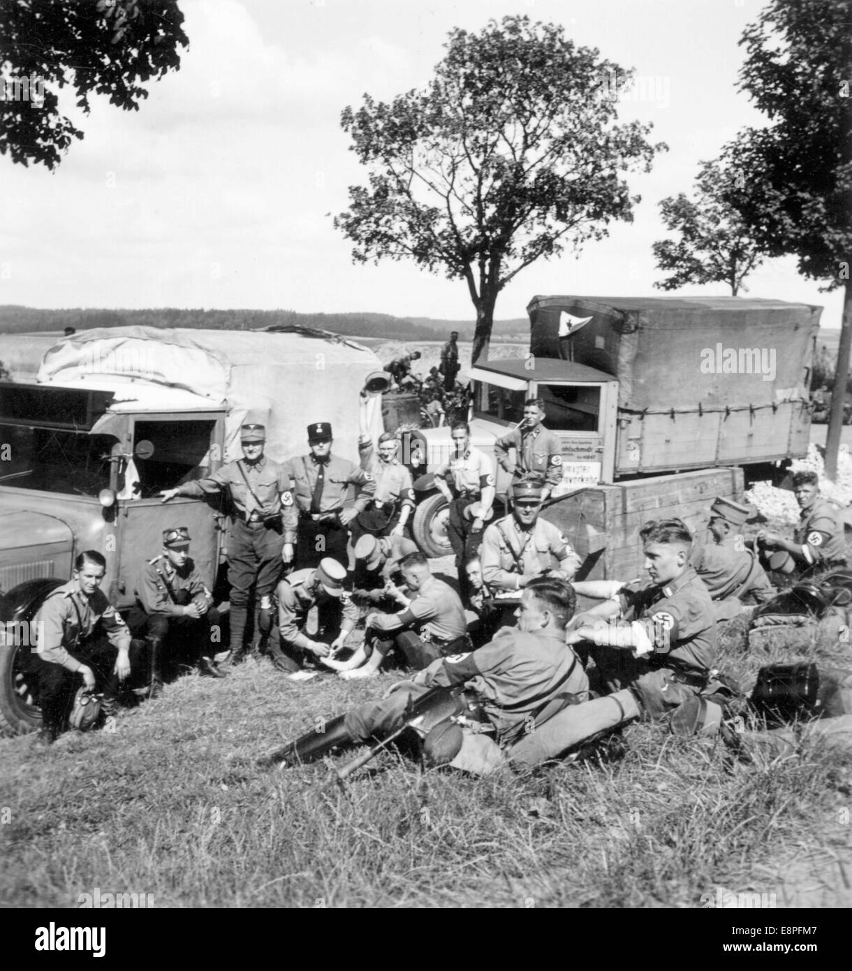 Norimberga Rally 1933 a Norimberga, Germania - membri della SA (Sturmabteilung) davanti ad un'ambulanza. Alcuni di essi sono trattati da paramedici. (Difetti di qualità dovuti alla copia storica dell'immagine) Fotoarchiv für Zeitgeschichtee - NESSUN SERVIZIO DI CABLAGGIO – Foto Stock