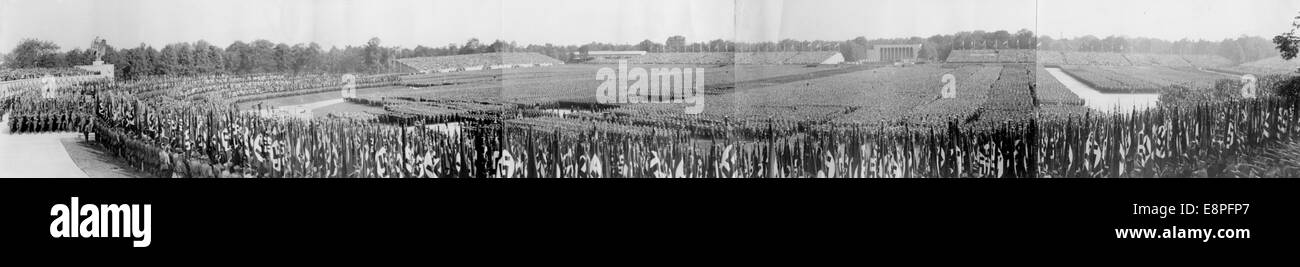 Norimberga Rally 1934 a Norimberga, Germania - la combinazione contemporanea mostra una vista panoramica della Luitpold Arena con una serie di unità SA (sturmabteilung) di fronte ad Adolf Hitler. (Difetti di qualità dovuti alla copia storica dell'immagine) Fotoarchiv für Zeitgeschichtee - NESSUN SERVIZIO DI CABLAGGIO - Foto Stock