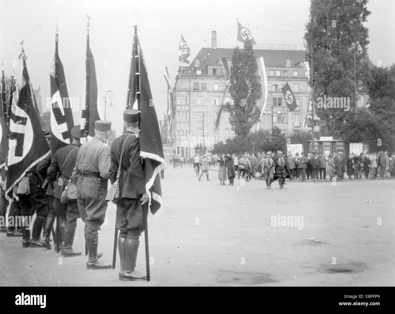 Norimberga Rally 1933 a Norimberga, Germania - titolari del NSDAP con le loro bandiere davanti al Grand Hotel di Norimberga, dove il governo ha preso posto. (Difetti di qualità dovuti alla copia storica dell'immagine) Fotoarchiv für Zeitgeschichtee - NESSUN SERVIZIO DI CABLAGGIO - Foto Stock