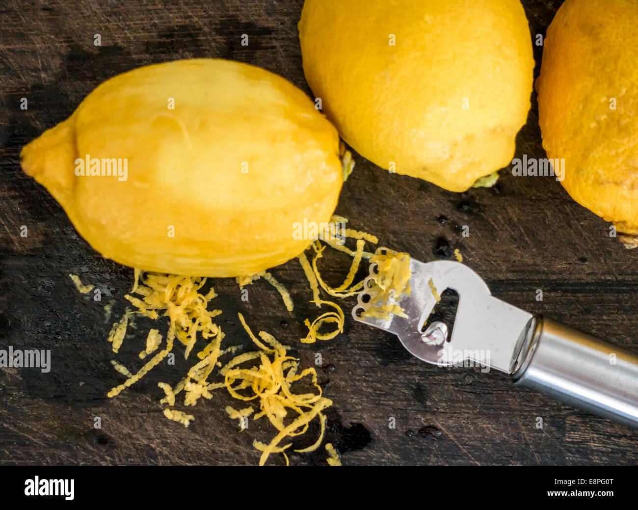 La pelatura di scorza di limone per aggiungere la scorza di cucinare Foto Stock