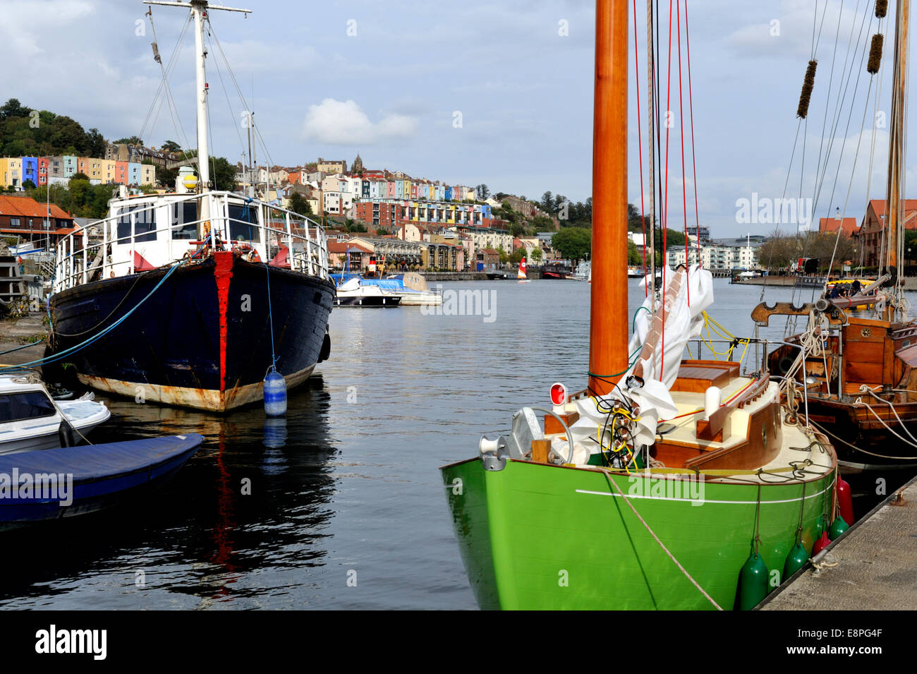 La città di Bristol Docks vilipendio Harbour, barche ormeggiate in Underfall Yard con Hotwells e centro città ulteriormente verso il basso il porto, REGNO UNITO Foto Stock