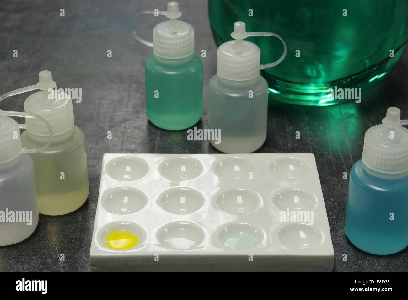 Esperimento di laboratorio: reazioni fisiche e chimiche tra diverse soluzioni miste. (Soluzione omogenea, eterogenea s Foto Stock