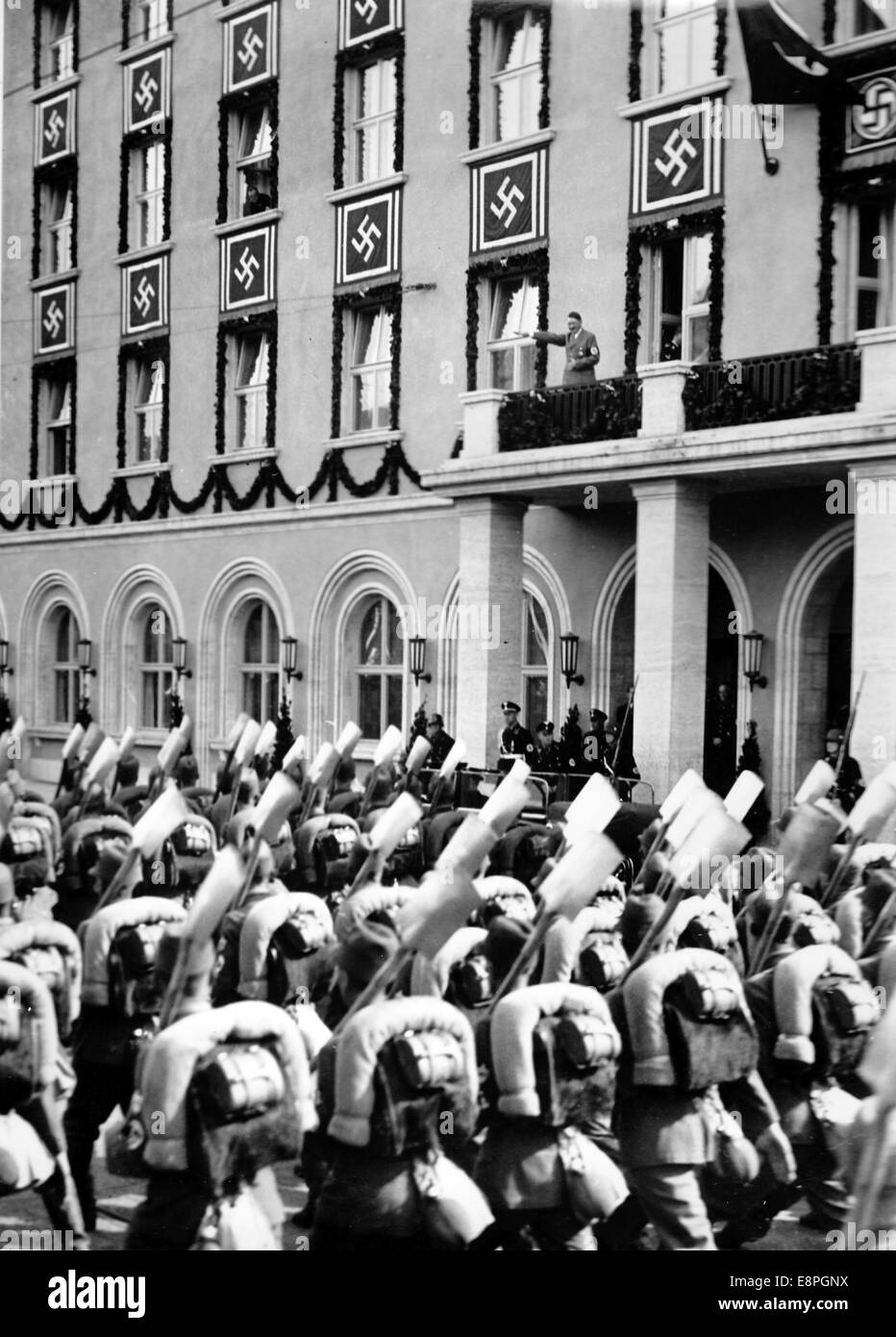 Rally di Norimberga 1936 a Norimberga, Germania - i membri del Reich Labour Service (RAD) portano zaini e picche mentre marciano davanti ad Adolf Hitler che si trova sul balcone dell'hotel 'Deutscher Hof'. (Difetti di qualità dovuti alla copia storica dell'immagine) Fotoarchiv für Zeitgeschichtee - NESSUN SERVIZIO DI CABLAGGIO - Foto Stock