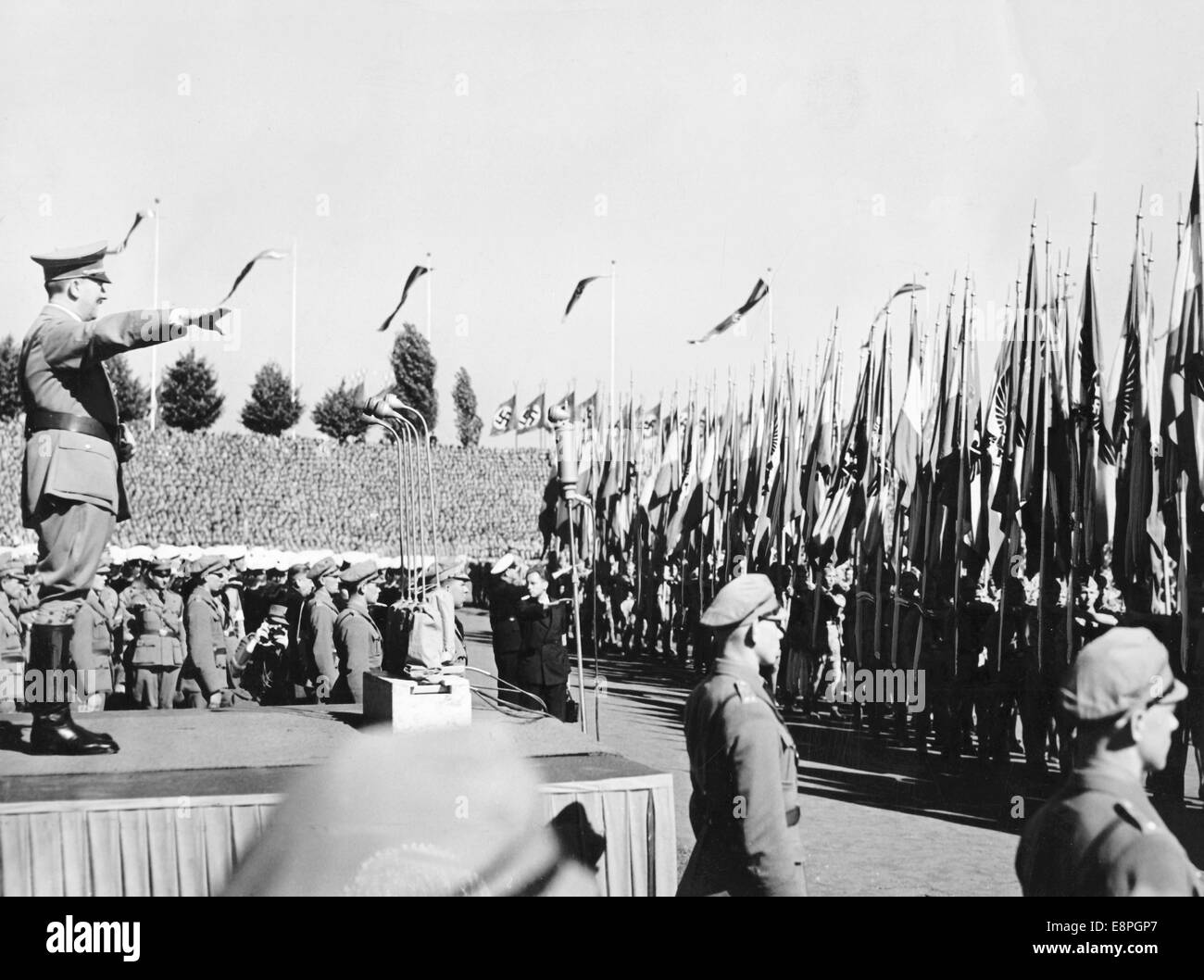 Rally di Norimberga 1936 a Norimberga, Germania - Adolf Hitler saluta i portieri della bandiera della Gioventù Hitler (HJ) alle folle di raduni del partito nazista. (Difetti di qualità dovuti alla copia storica dell'immagine) Fotoarchiv für Zeitgeschichtee - NESSUN SERVIZIO DI CABLAGGIO - Foto Stock