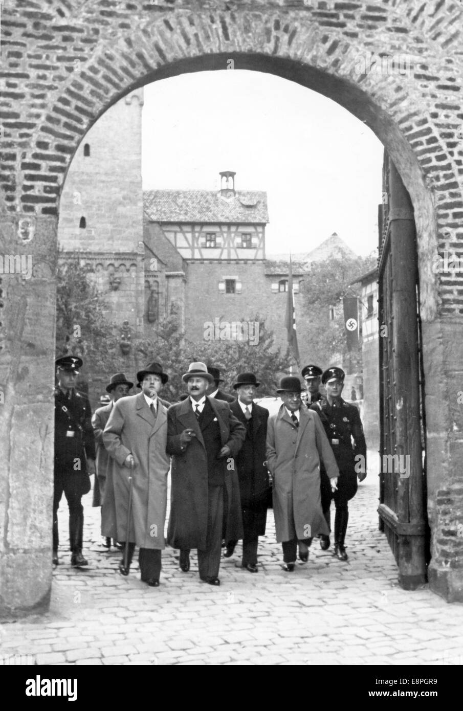 Il corpo diplomatico visita il Castello di Norimberga come ospiti del governo tedesco durante il Rally di Norimberga 1937 a Norimberga, Germania, qui: Ambasciatore francese Andre Francois-Poncet (Centro, cappotto scuro, cappello chiaro). (Difetti di qualità dovuti alla copia storica dell'immagine) Fotoarchiv für Zeitgeschichtee - NESSUN SERVIZIO DI CABLAGGIO - Foto Stock