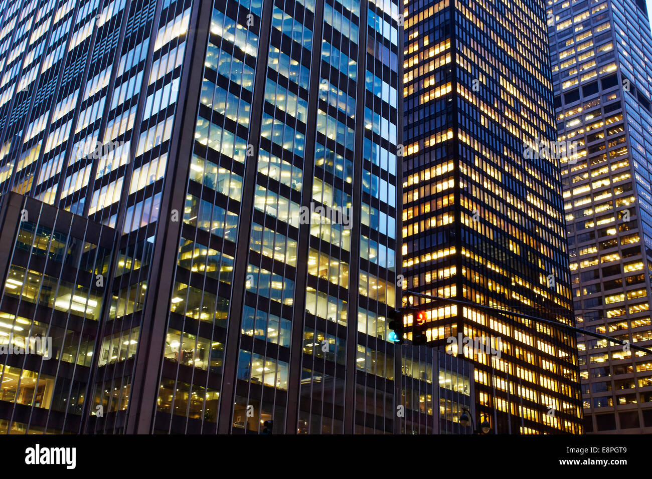 Ufficio aziendale edificio di notte Foto Stock