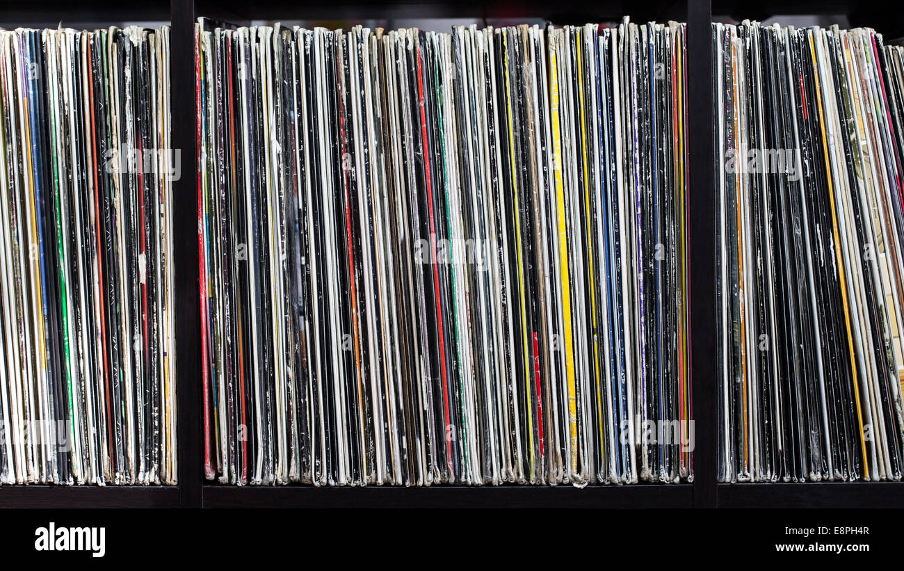 Pila di vecchi dischi in vinile. closeup Foto Stock