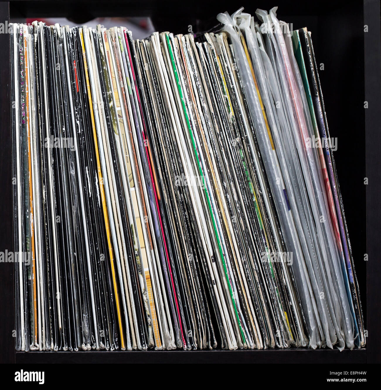 Pila di vecchi dischi in vinile. closeup Foto Stock