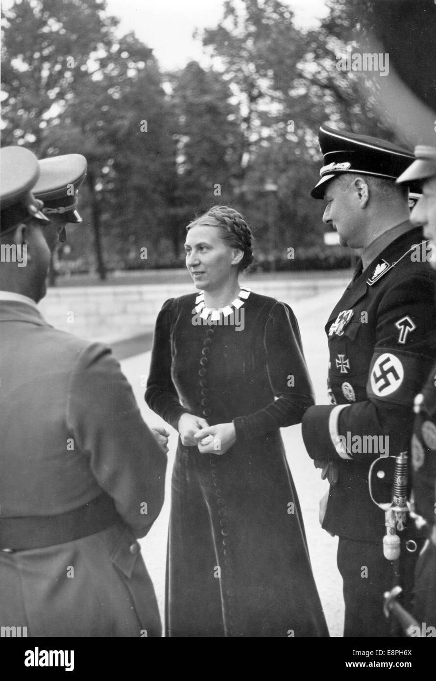 Norimberga Rally 1936 a Norimberga, Germania - leader della Lega Nazionale Socialista delle Donne (NS-Frauenschaft) Gertrud Scholtz-Klink in una conversazione di fronte alla Sala dei Congressi presso il raduno del partito nazista. (Difetti di qualità dovuti alla copia storica dell'immagine) Fotoarchiv für Zeitgeschichtee - NESSUN SERVIZIO DI CABLAGGIO - Foto Stock