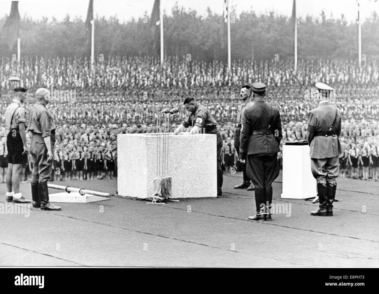 Norimberga Rally 1937 a Norimberga, Germania - raduno partito nazista - Una scatola con il documento viene messa nella pietra di fondazione alla presenza di Adolf Hitler durante la posa della pietra di fondazione dello stadio tedesco presso il raduno partito nazista il 09 settembre 1937. (Difetti di qualità dovuti alla copia storica dell'immagine) Fotoarchiv für Zeitgeschichtee - NESSUN SERVIZIO DI CABLAGGIO - Foto Stock