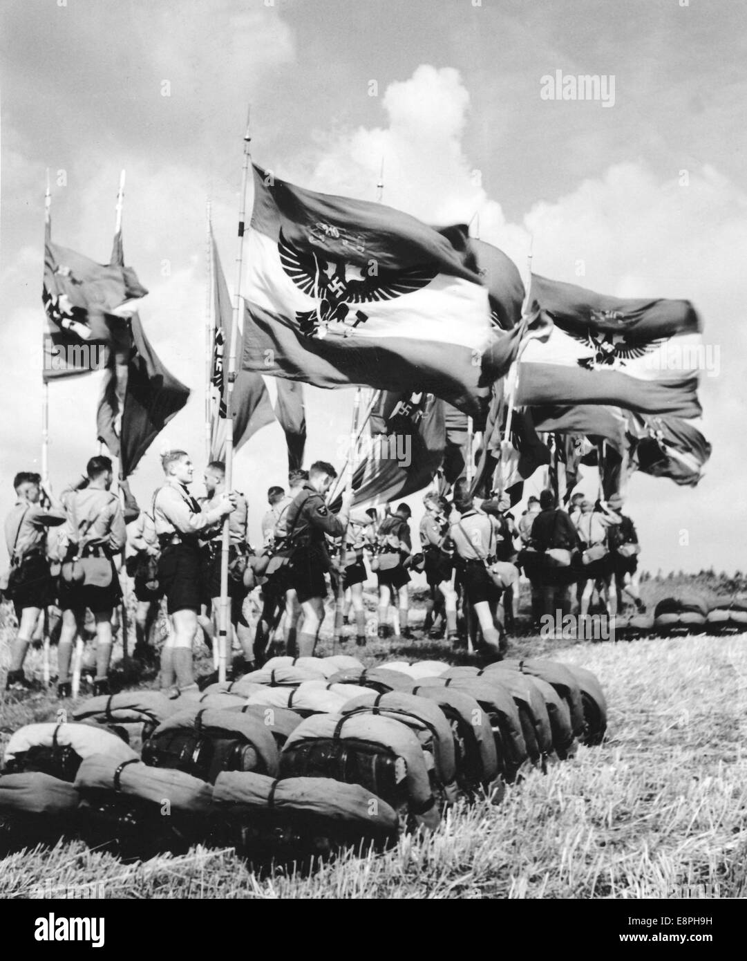 Rally di Norimberga 1938 a Norimberga, Germania - Un gruppo della Gioventù Hitler (HJ) di Sassonia con bandiere con l'emblema Gau (aquila imperiale con spada e martello) in occasione di un raduno allo stadio della Gioventù Hitler presso i terreni di raduno del partito nazista. (Difetti di qualità dovuti alla copia storica dell'immagine) Fotoarchiv für Zeitgeschichtee - NESSUN SERVIZIO DI CABLAGGIO - Foto Stock