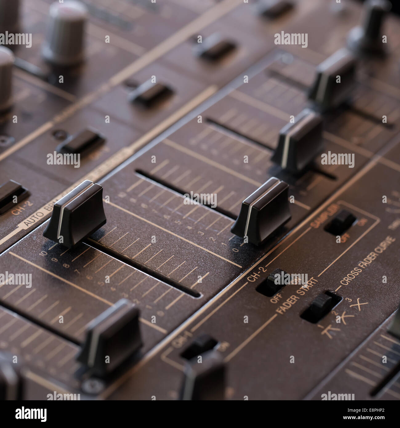 Dj mixer audio con le manopole e i cursori, primo piano Foto stock - Alamy