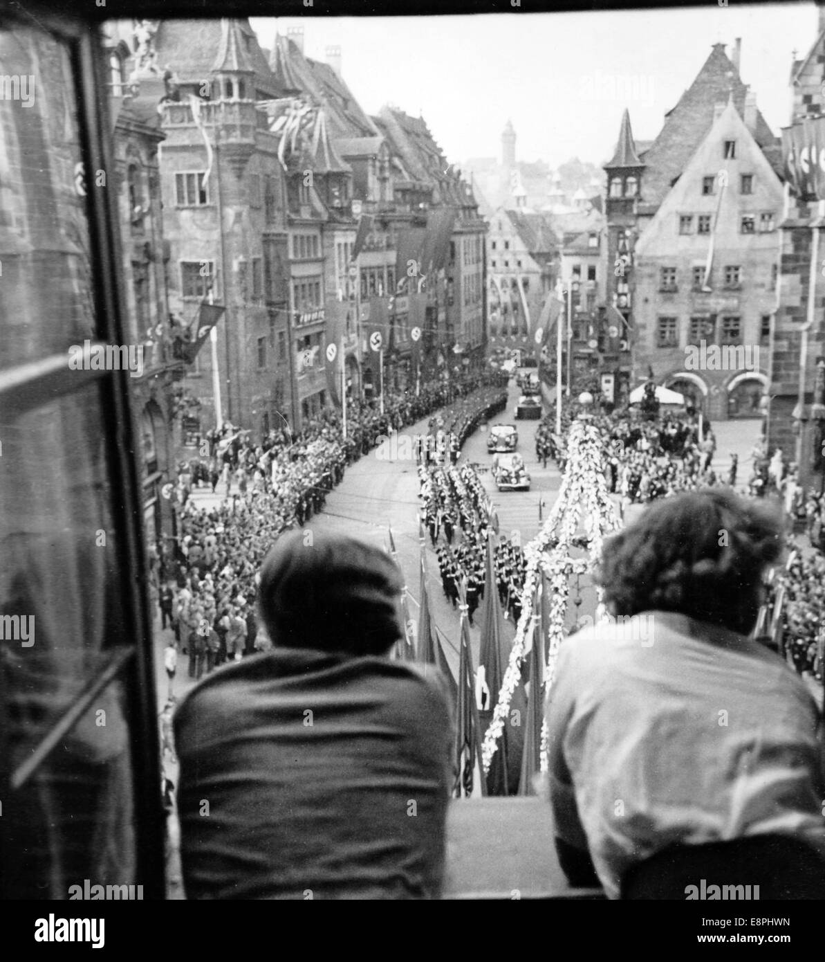 Rally di Norimberga 1938 a Norimberga, Germania - Vista da una finestra del marzo passato di gruppi della NSDAP e della Sturmabteilung (SA) su Adolf-Hitler-Square. (Difetti di qualità dovuti alla copia storica dell'immagine) Fotoarchiv für Zeitgeschichtee - NESSUN SERVIZIO DI CABLAGGIO - Foto Stock