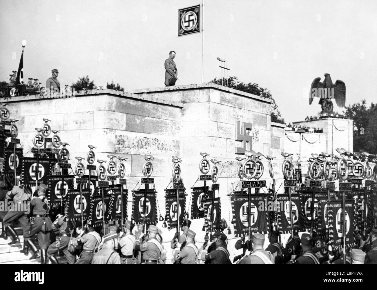 Rally di Norimberga a Norimberga, Germania - il marzo passato degli standard Adolf Hitler e la loro messa in piedi sugli stand per il grande appello di Sturmabteilung (SA), Schutzstaffel (SS), National Socialist Motor Corps (NSKK), e National Socialist Flyers Corps (NSFK) a Luitpoldarena presso il partito nazista raduno. (Difetti di qualità dovuti alla copia storica dell'immagine) Fotoarchiv für Zeitgeschichtee - NESSUN SERVIZIO DI CABLAGGIO - Foto Stock