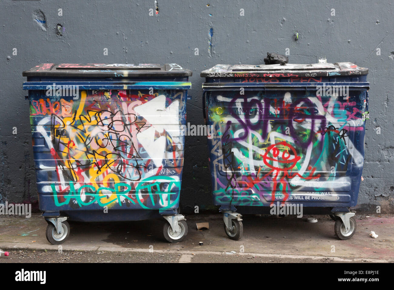 Coperto di graffiti bidoni della spazzatura, Leake Street, Londra Foto Stock