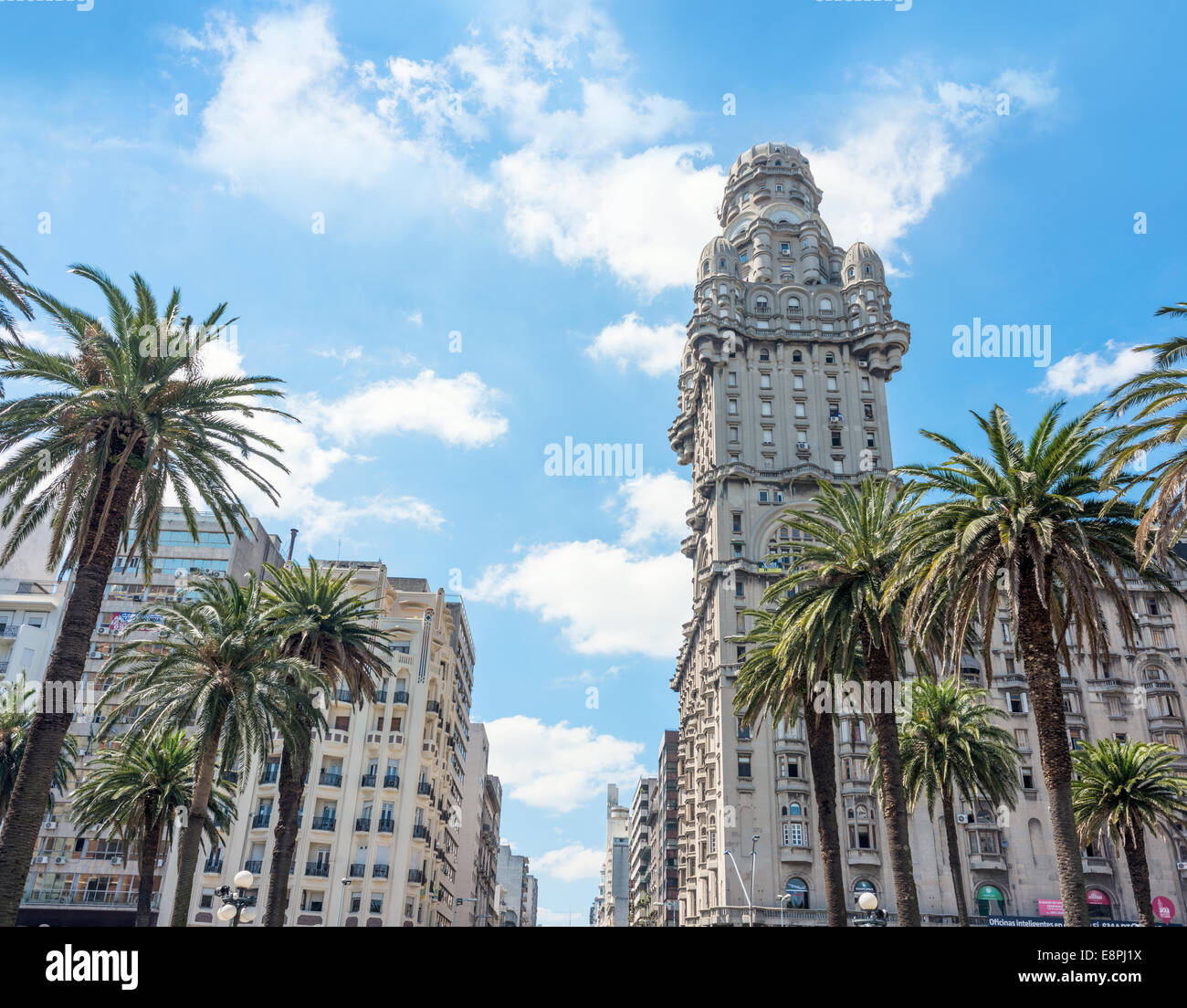 Palazzo Salvo sulla piazza Indipendenza a Montevideo, Uruguay Foto Stock