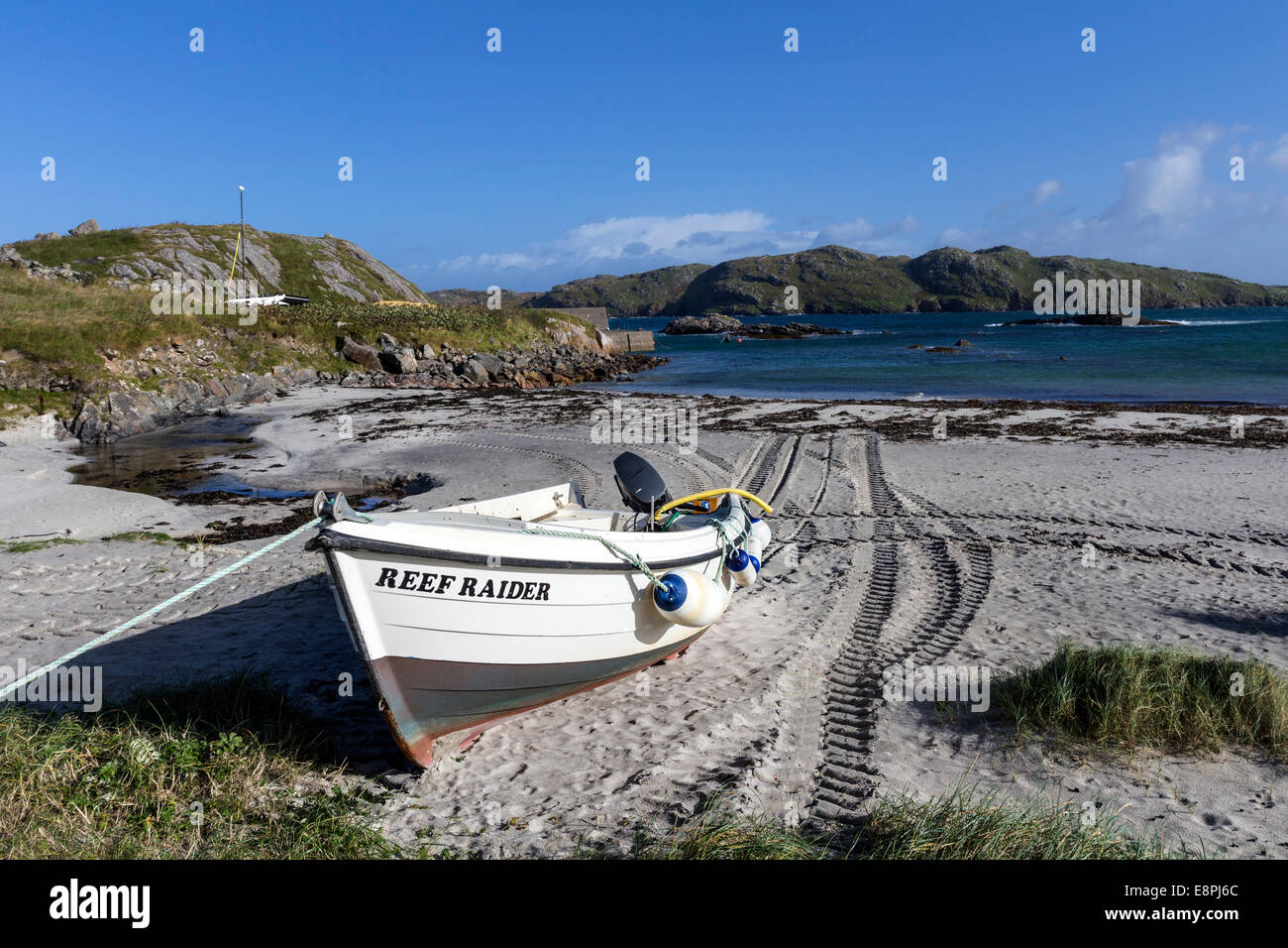 Barca sulla spiaggia nel piccolo villaggio costiero di Cnip, isola di Lewis Ebridi Scozia UK Foto Stock