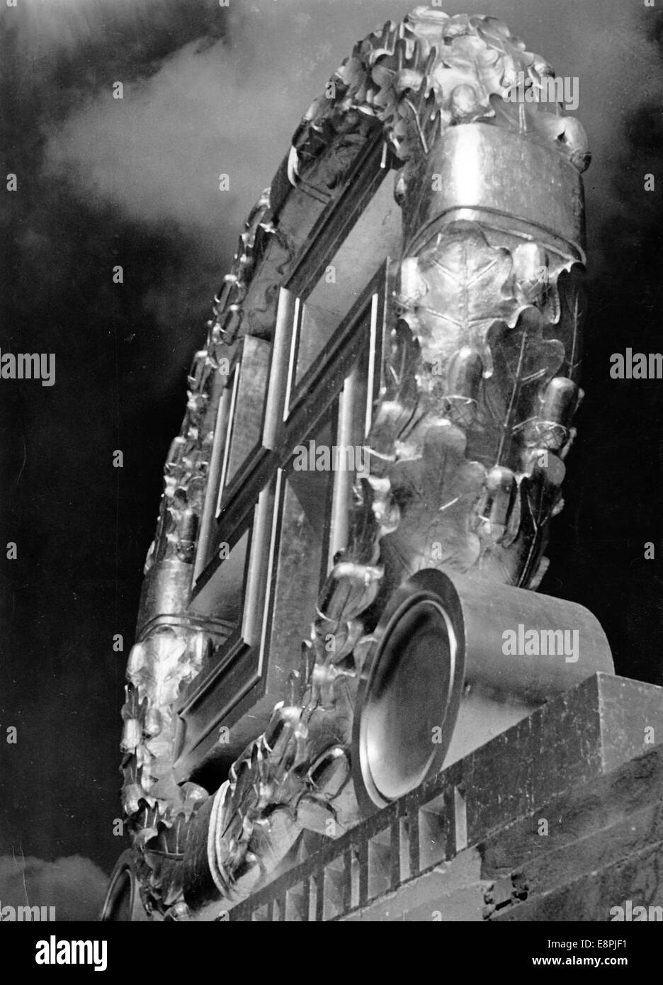 Norimberga Rally 1937 a Norimberga, Germania - un emblema con la swastica sulla tribuna dello Zeppelin Field al raduno nazista. (Difetti di qualità dovuti alla copia storica dell'immagine) Fotoarchiv für Zeitgeschichtee - NESSUN SERVIZIO DI CABLAGGIO - Foto Stock