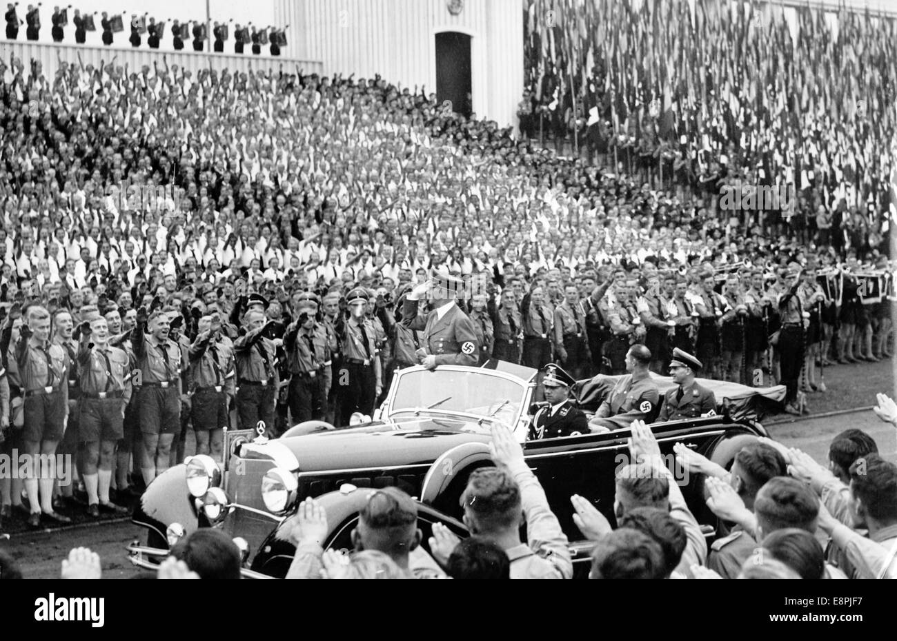 Rally di Norimberga 1938 a Norimberga, Germania - Adolf Hitler guida il passato e saluta i membri della Gioventù Hitler in occasione del roll call della Gioventù Hitler (HJ) presso lo 'Stadio della Gioventù Hitler' presso il raduno nazista. (Difetti di qualità dovuti alla copia storica dell'immagine) Fotoarchiv für Zeitgeschichtee - NESSUN SERVIZIO DI CABLAGGIO - Foto Stock