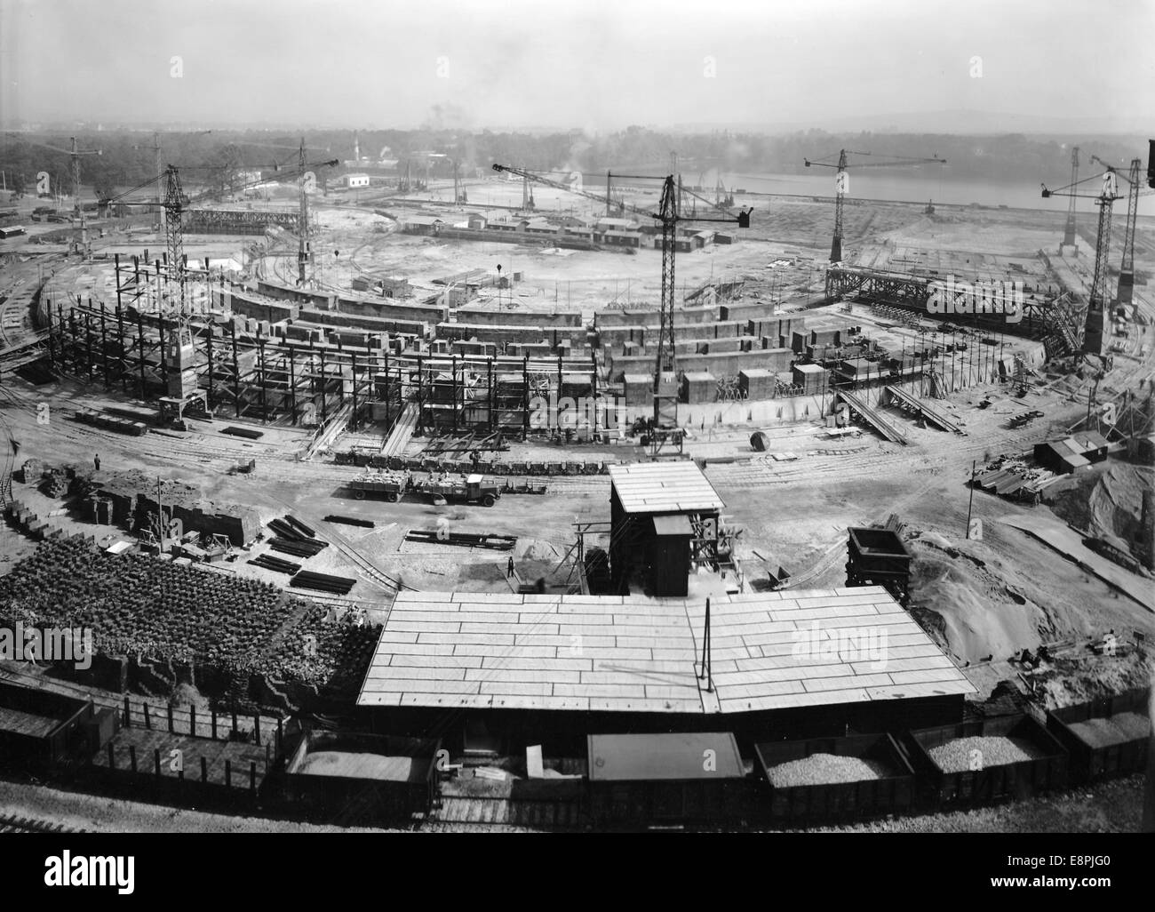 Lavori di costruzione sulle fondamenta della sala congressi nell'area del Rally di Norimberga, Germania, luglio 1937. La posa in opera della prima pietra ebbe luogo nel 1935, ma l'edificio rimase incompiuto. Fotoarchiv für Zeitgeschichtee - NESSUN SERVIZIO DI CABLAGGIO - Foto Stock