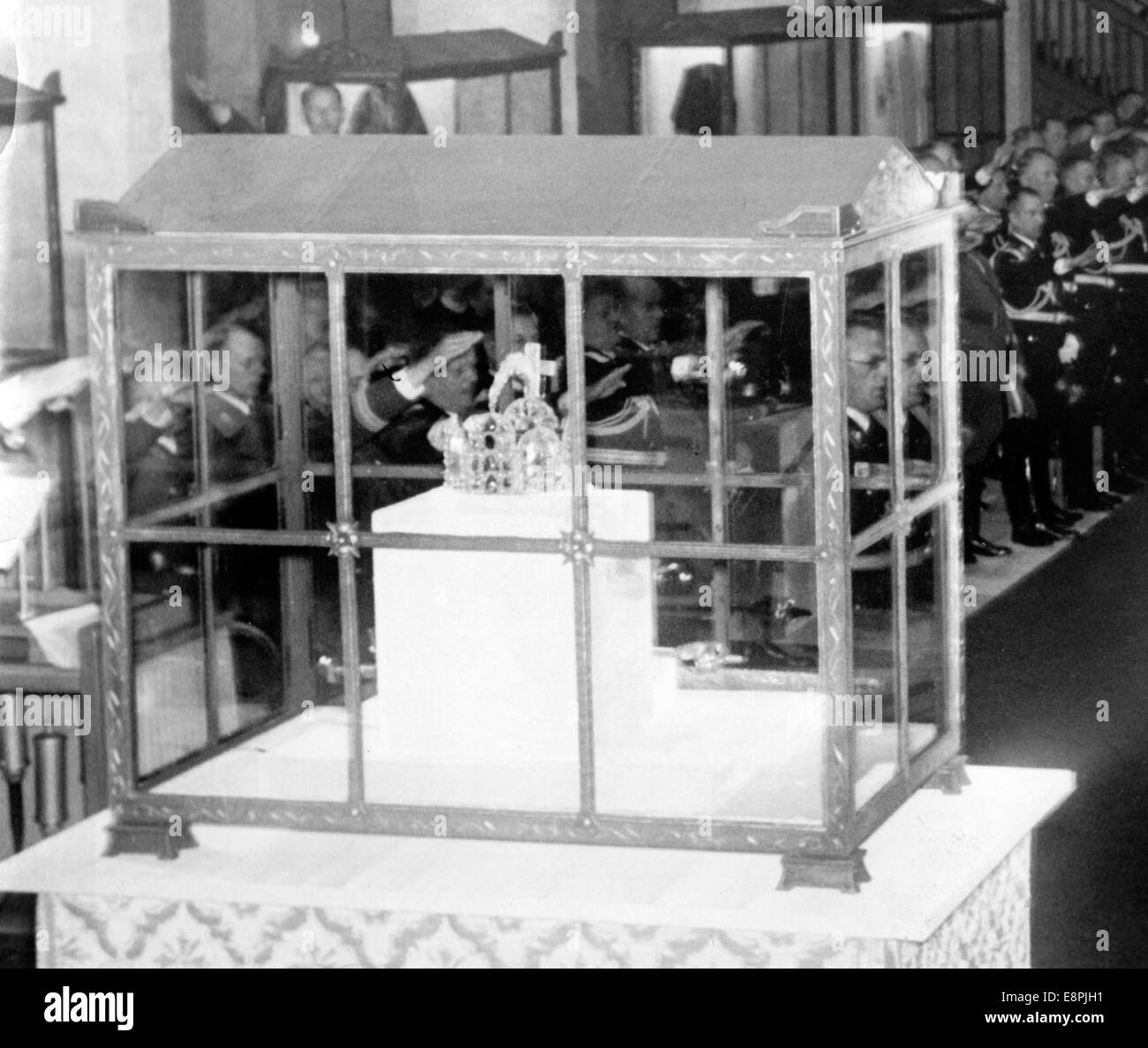 Esposizione della corona imperiale del Sacro Romano Impero e degli altri Imperial Regalia (scettro, Imperial orb, spada) in una vetrina di Norimberga del municipio in occasione del ricevimento di Adolf Hitler per il Rally di Norimberga il 05 settembre 1938. Dopo l'annessione dell'Austria dalla Germania nazista la corona imperiale, che era stata conservata a Vienna per 142 anni, era ritornato a Norimberga il 30 agosto 1938 su iniziativa del sindaco di Norimberga Willy Liebel. Dopo la presentazione presso il municipio, la Imperial Regalia erano esposti al pubblico presso la chiesa di Santa Caterina. Foto Stock