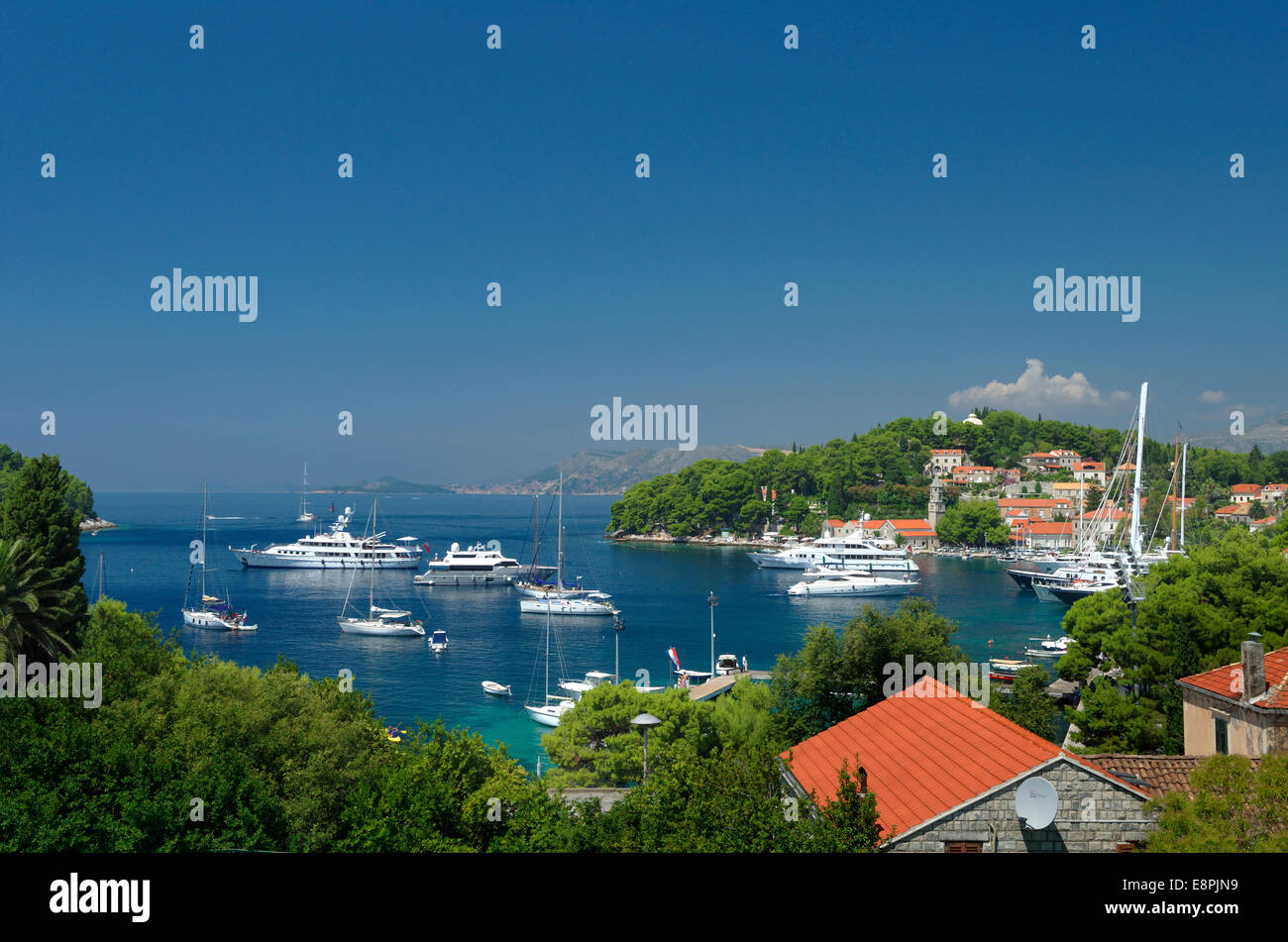 Cavtat cittadina vicino a Dubrovnik, Croazia del Sud. Una porta di entrata " per le imbarcazioni da diporto private che entrano o lasciano la Croazia. Foto Stock
