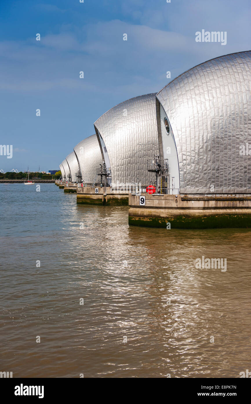 Thames Barrier, Londra e uno yacht prendendo parte alla TALL SHIPS REGATTA Foto Stock