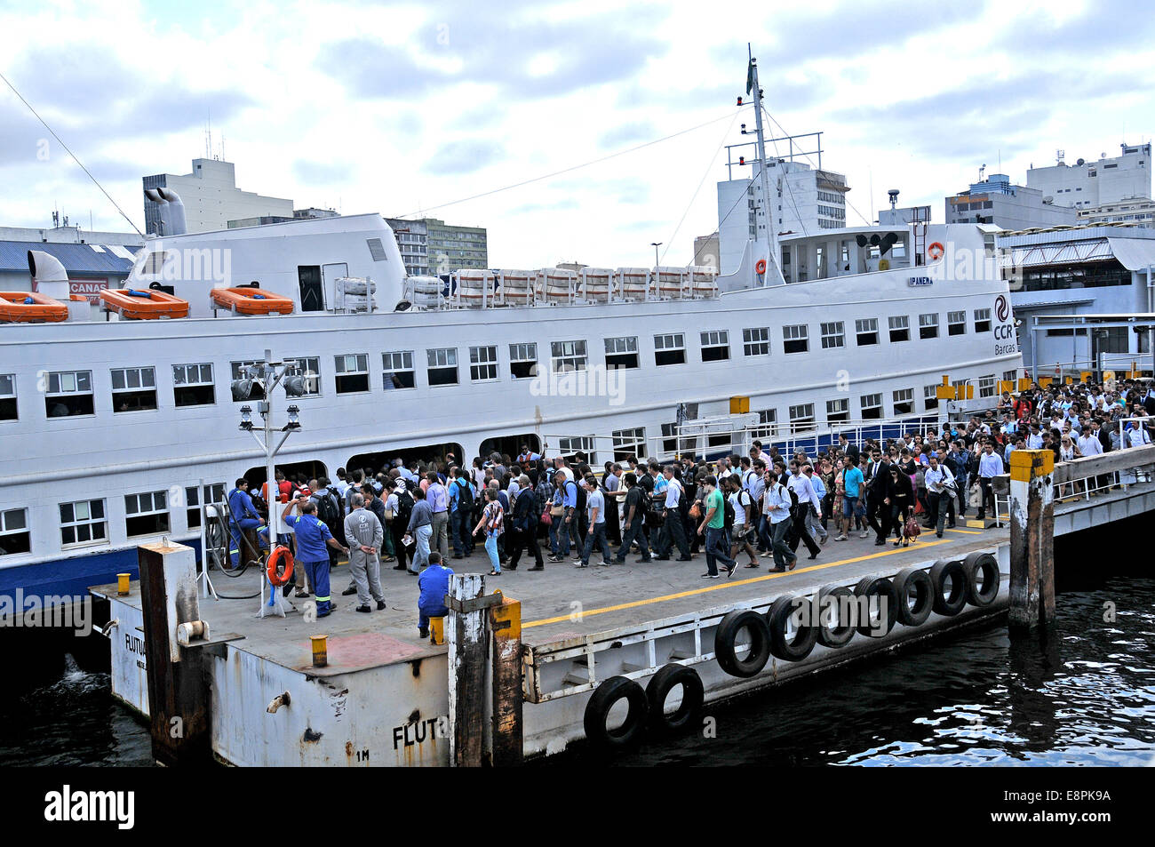 Folla di imbarcarsi sul traghetto Niteroi Rio de Janeiero Brasile Foto Stock