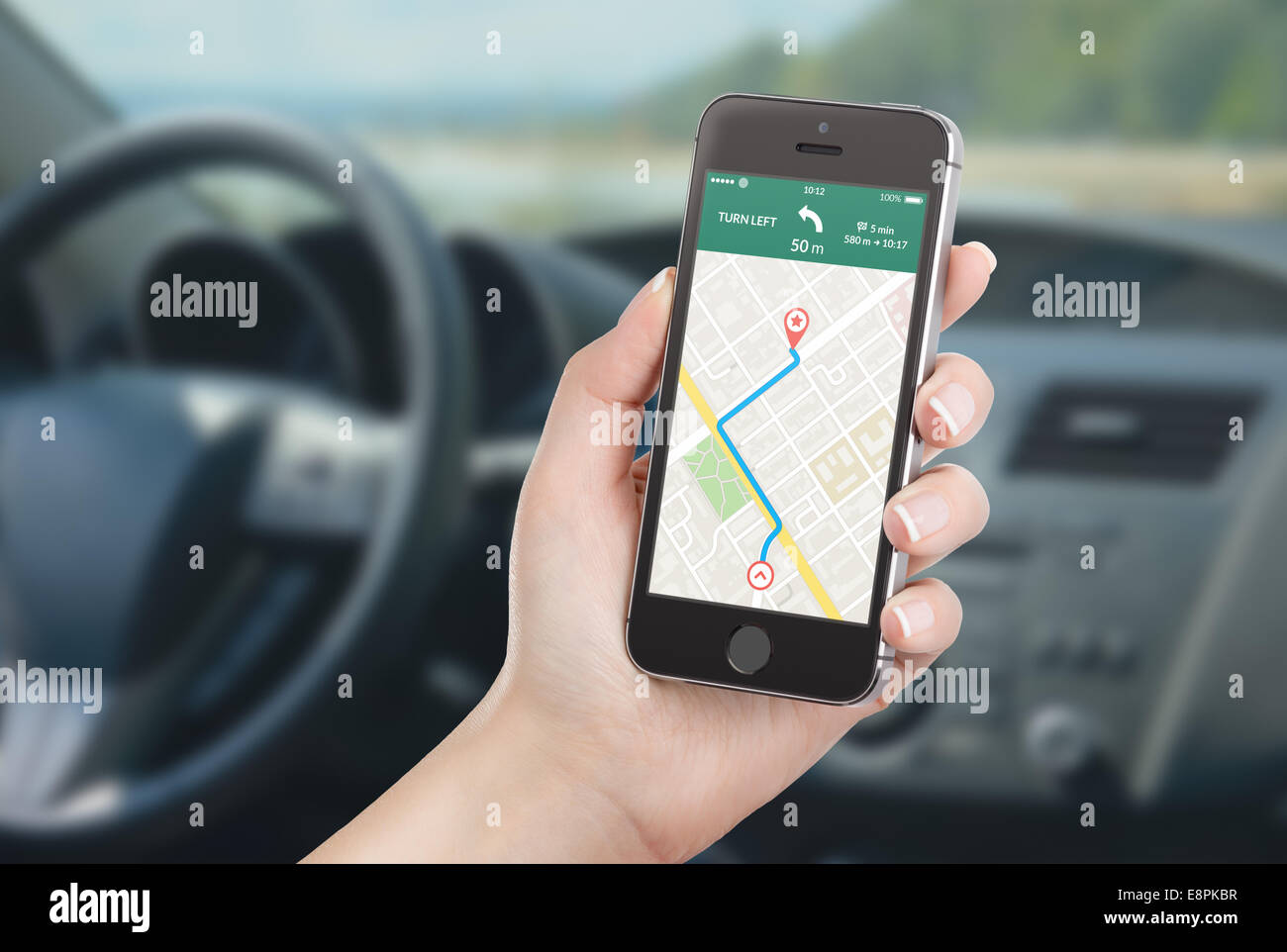 Driver femmina seduto in macchina e di contenimento mobile nero smart phone con mappa applicazione di navigazione gps con percorso pianificato su Foto Stock Driver femmina seduto in macchina e di contenimento mobile nero smart phone con mappa applicazione di navigazione gps con percorso pianificato su Foto Stock