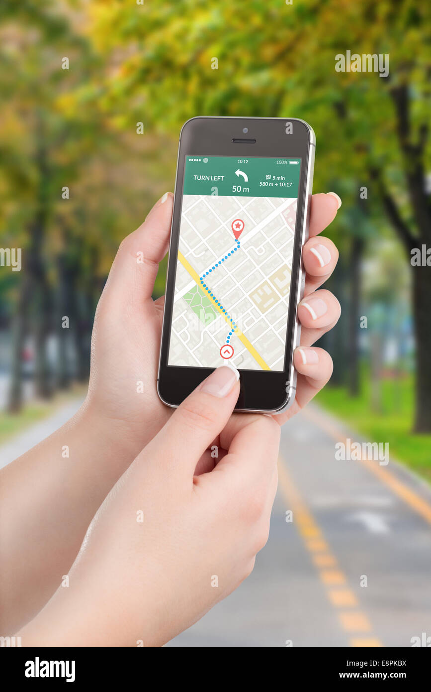 Mani femminili di contenimento mobile nero smart phone con mappa applicazione di navigazione gps con percorso pianificato sullo schermo. Stre sfocata Foto Stock Mani femminili di contenimento mobile nero smart phone con mappa applicazione di navigazione gps con percorso pianificato sullo schermo. Stre sfocata Foto Stock