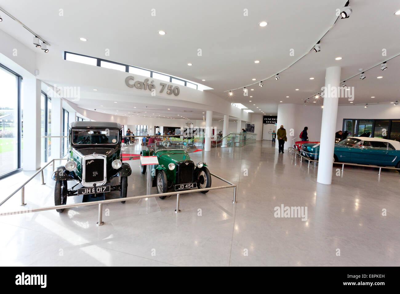 La nuova (2014) entrata foyer e Cafe 750 in Haynes International Motor Museum Sparkford Somerset REGNO UNITO Foto Stock