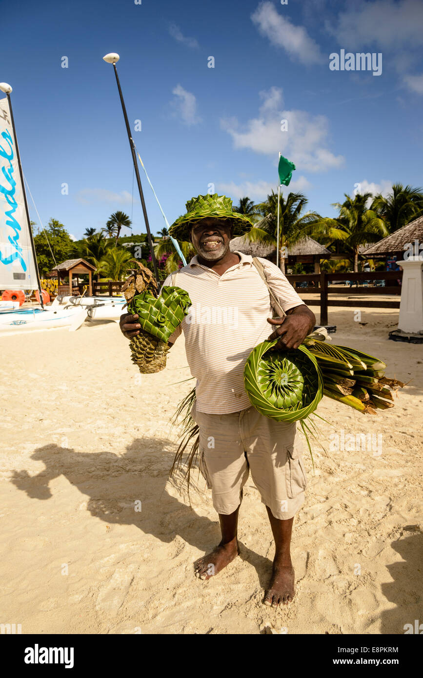 Palm Frond Basket Weaver, Dickenson Bay, Antigua Foto Stock