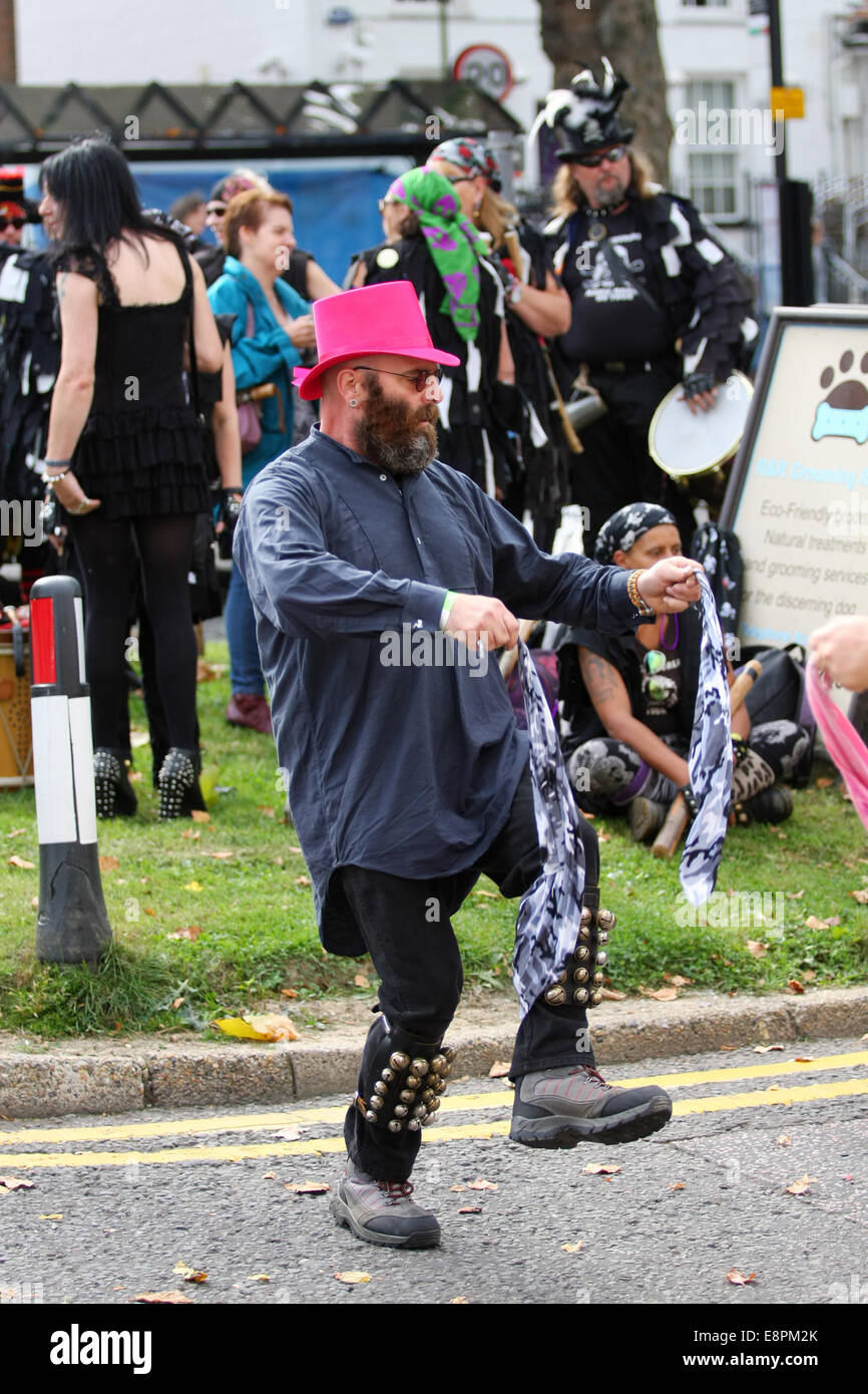 Un maschio di ballerini folk in azione durante un fine settimana di musica folk a Tenterden, Kent, Inghilterra Foto Stock