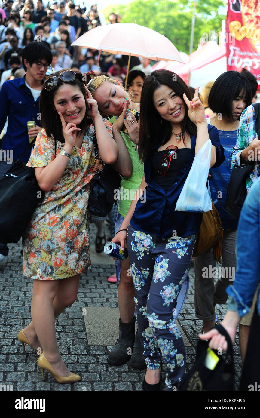 Le ragazze che si diverte a festival tailandese a Yoyogi Park. Foto Stock