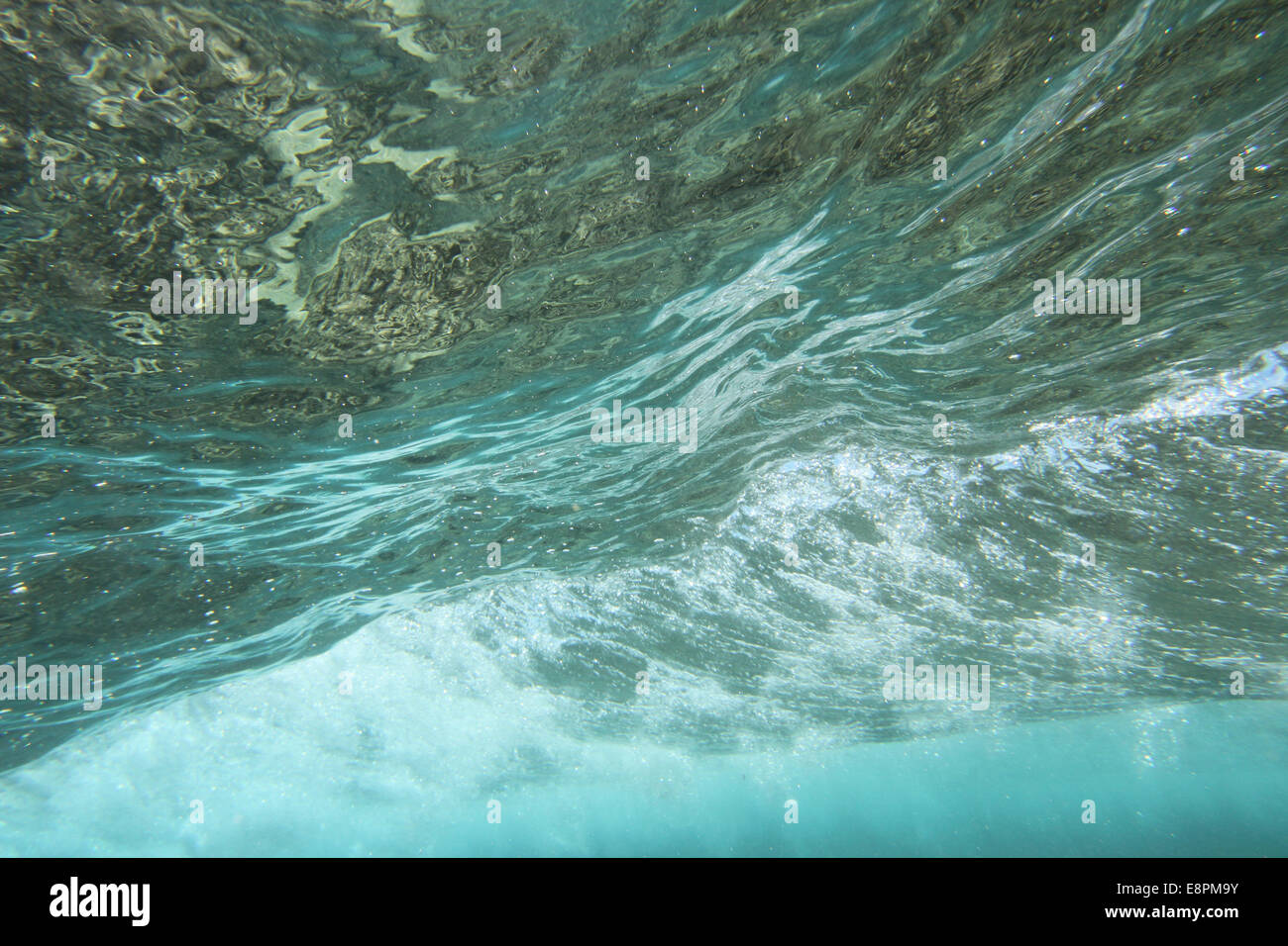 Vista di onda da underwater Foto Stock
