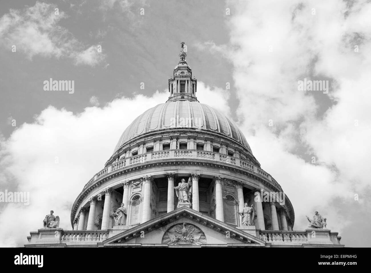 Close up della cupola della cattedrale di San Paolo a Londra, Inghilterra, progettato da Sir Christopher Wren - elaborazione monocromatica Foto Stock