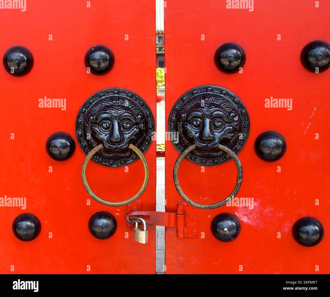 Antichi battenti e serratura moderna closeup in Taiwan Foto Stock