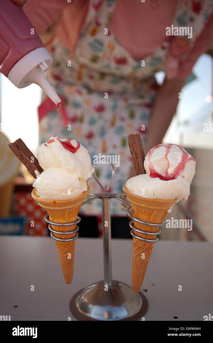 Kate Drummond con la sua annata ice cream van a Morecambe . Foto Stock