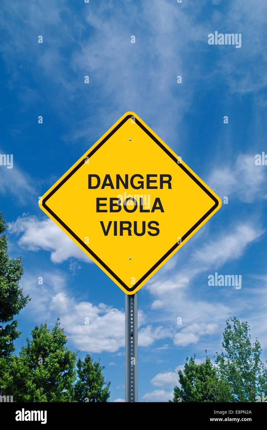 Un segno di attenzione nella parte anteriore di nuvole di avvertimento del 'Drabbia virus Ebola'. Foto Stock