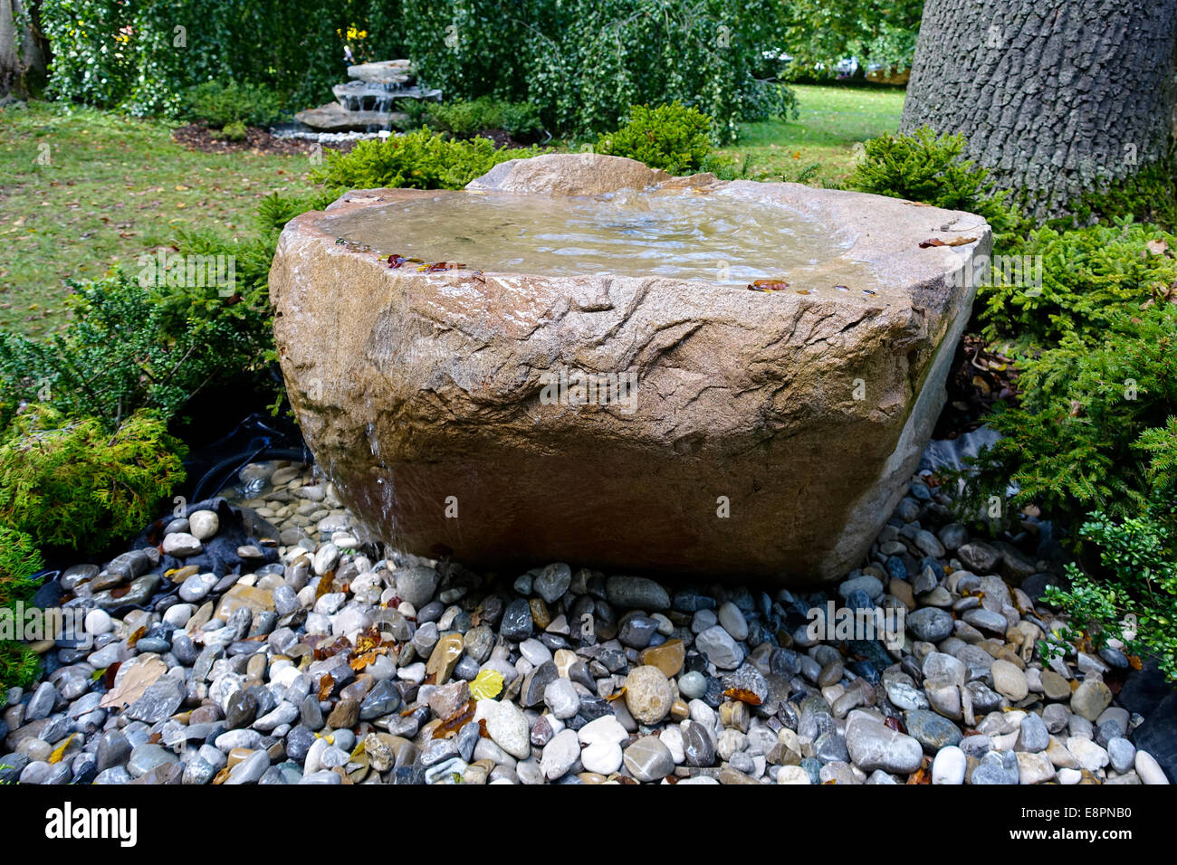 Fontana di pietra in un giardino Foto Stock