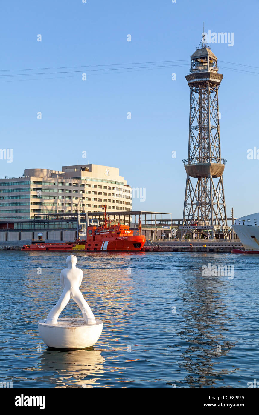 Barcellona, Spagna - 27 agosto 2014: vista vista porte con Montjuic funivia tower e scultura bianco sulla boa Foto Stock