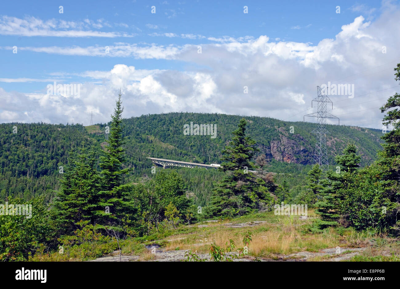 Ponte sulla Trans Canada Highway vicino Lago Superior Foto Stock