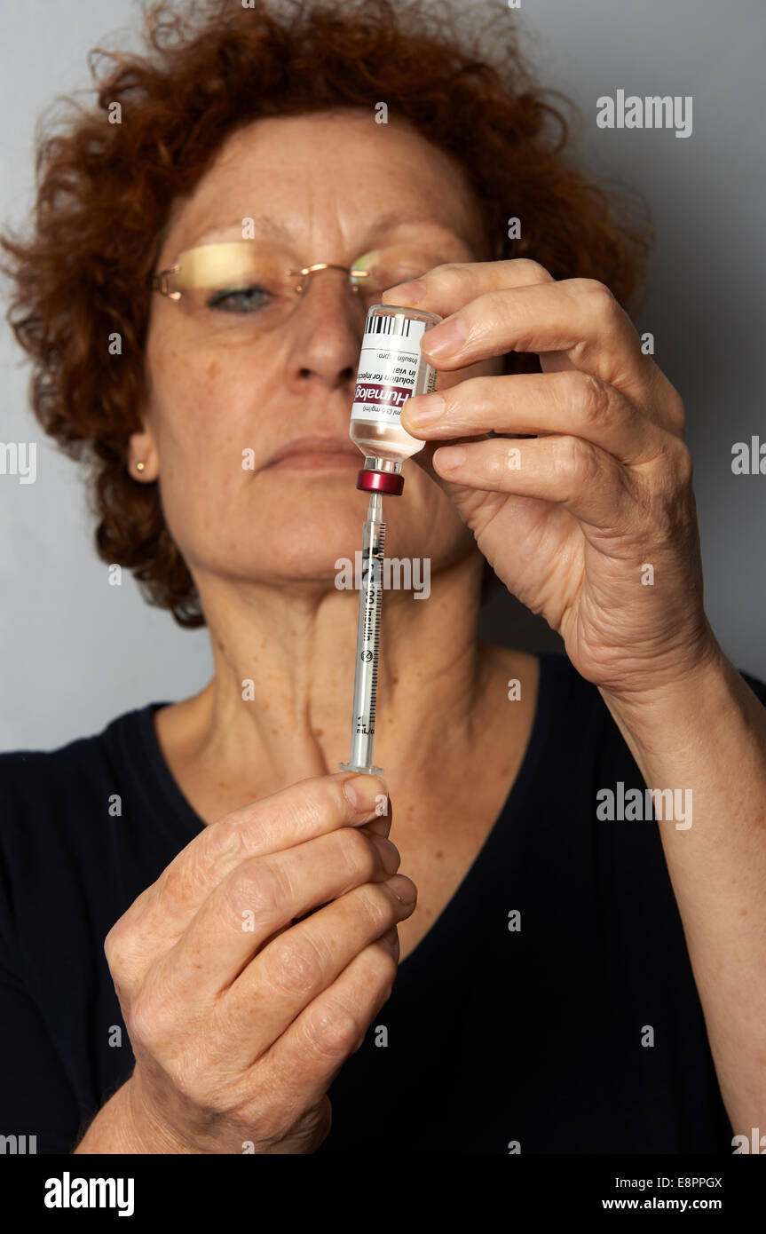 Donna di redazione di una iniezione di insulina Foto Stock