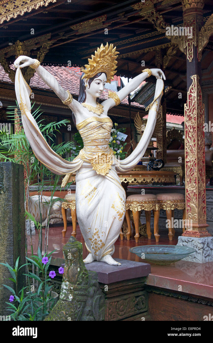 Statua femminile Peliaton Palace Ubud Bali Indonesia Foto Stock