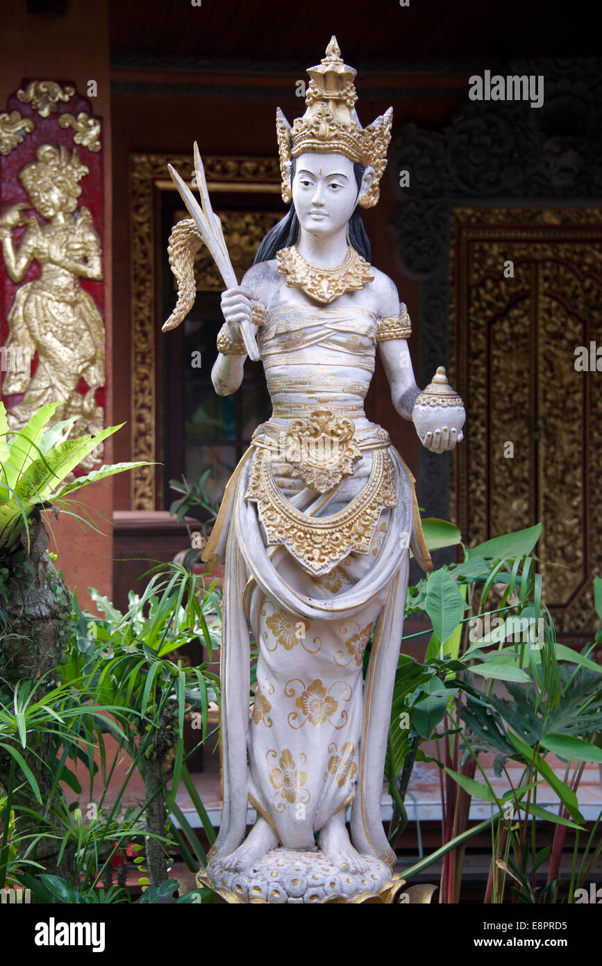 Statua femminile Peliaton Palace Ubud Bali Indonesia Foto Stock