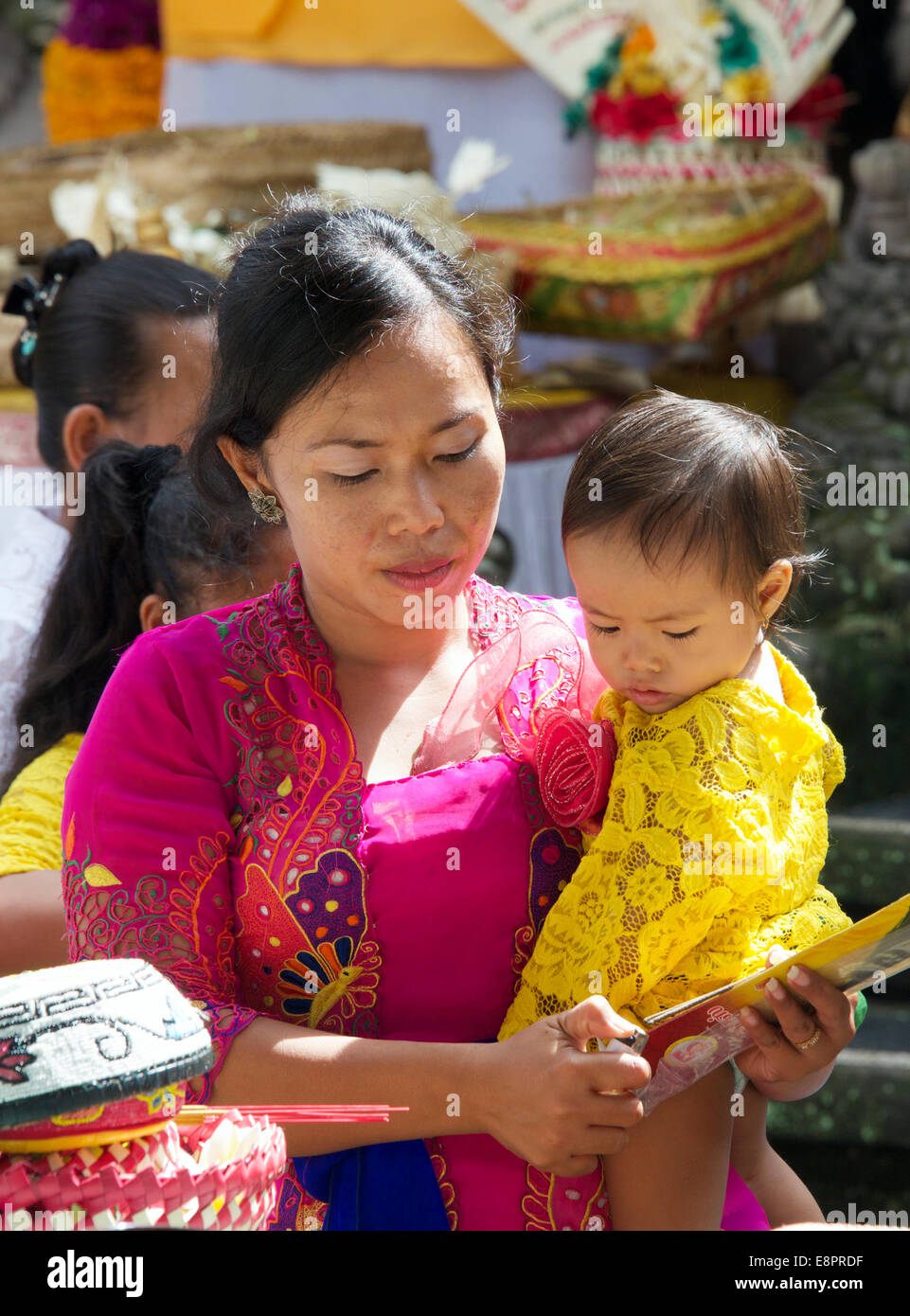 La madre e il bambino Tempio Ubud Bali Indonesia Foto Stock