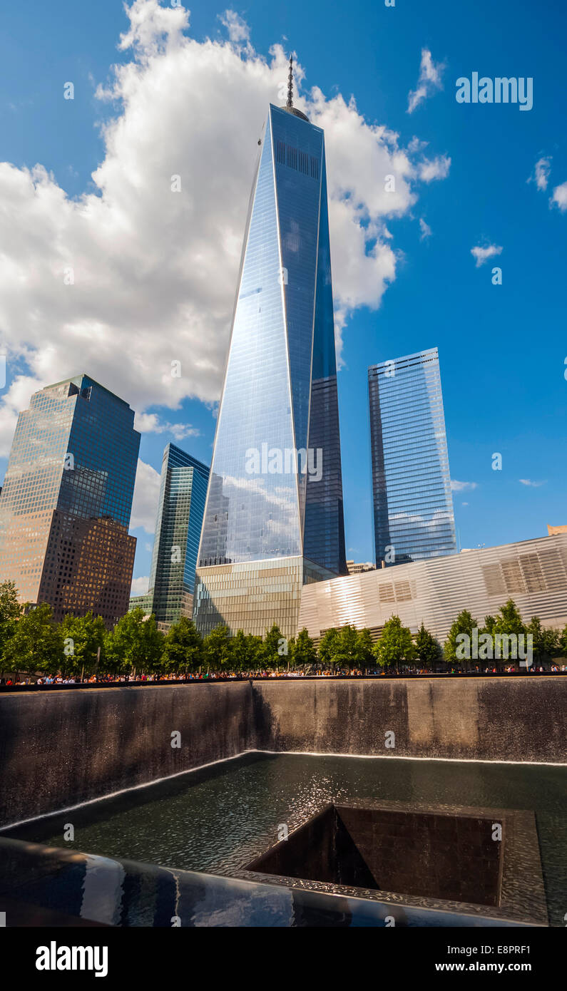 Sud Pool di 9/11 Memorial e il museo e le torri del World Trade Center, inclusa la libertà Landmark Tower a New York Foto Stock
